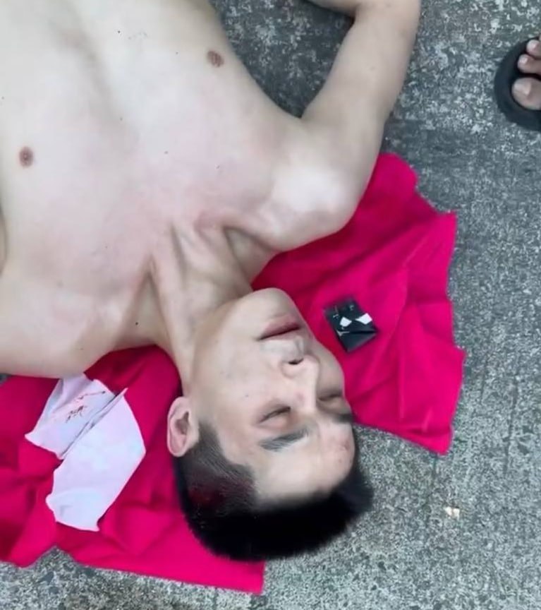 西港红灯笼附近典当行发生手机纠纷。一名中国籍男子将手机抵押，之后到店内使用手机，…