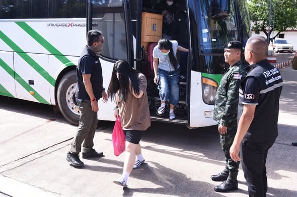 老挝向泰国移交39名涉诈人员！涉及网络犯罪及非法线上赌博