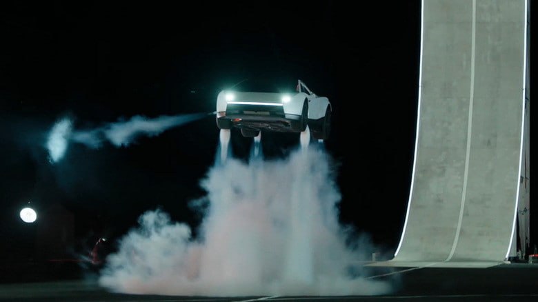 马斯克展示新一代特斯拉Roadster