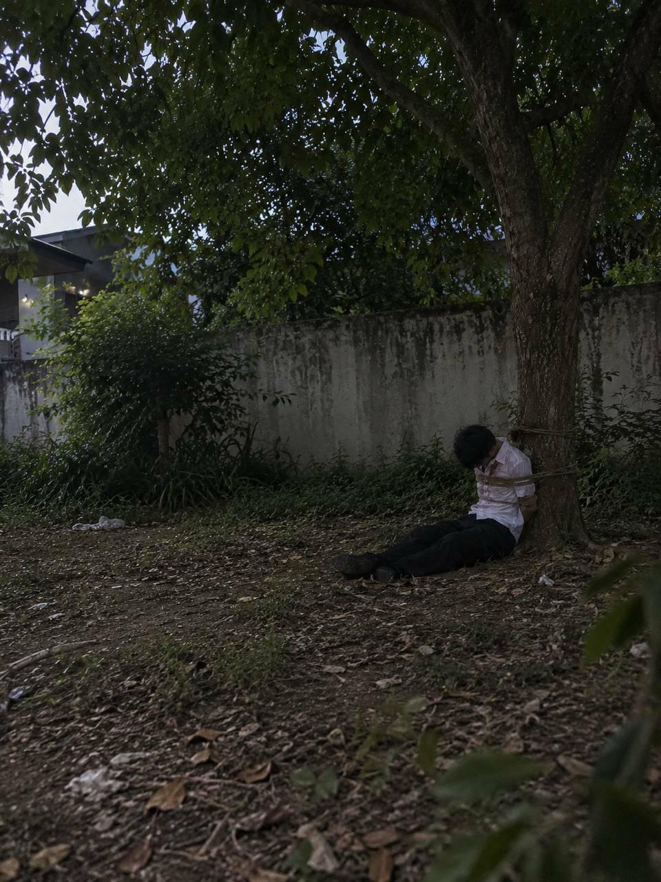 泰国曼谷警方救出遭电诈团伙操控男大学生