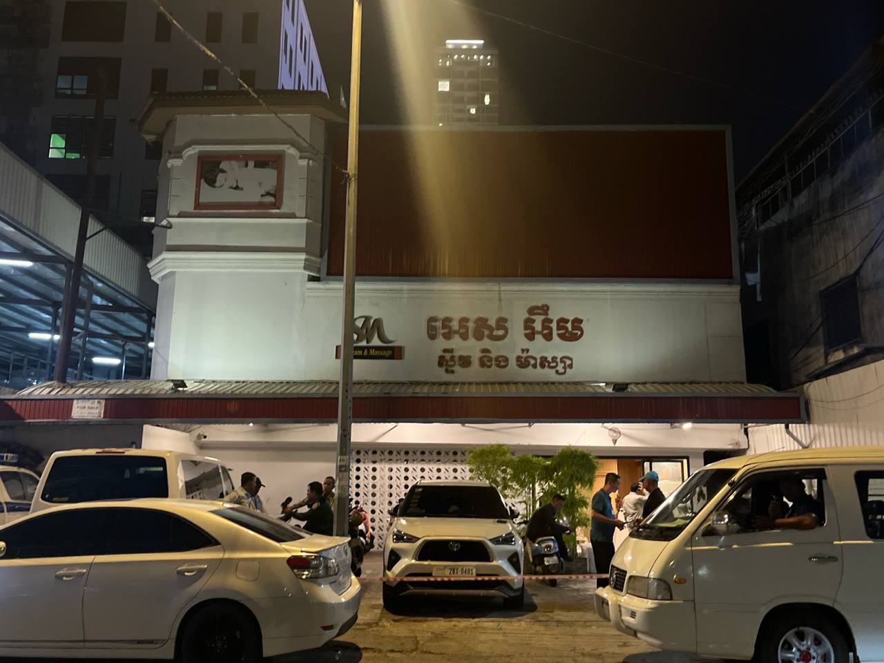 金边那边出了个事儿。据网友爆料,当地警方正对一家按摩桑拿店搞突击检查。这消息是网…