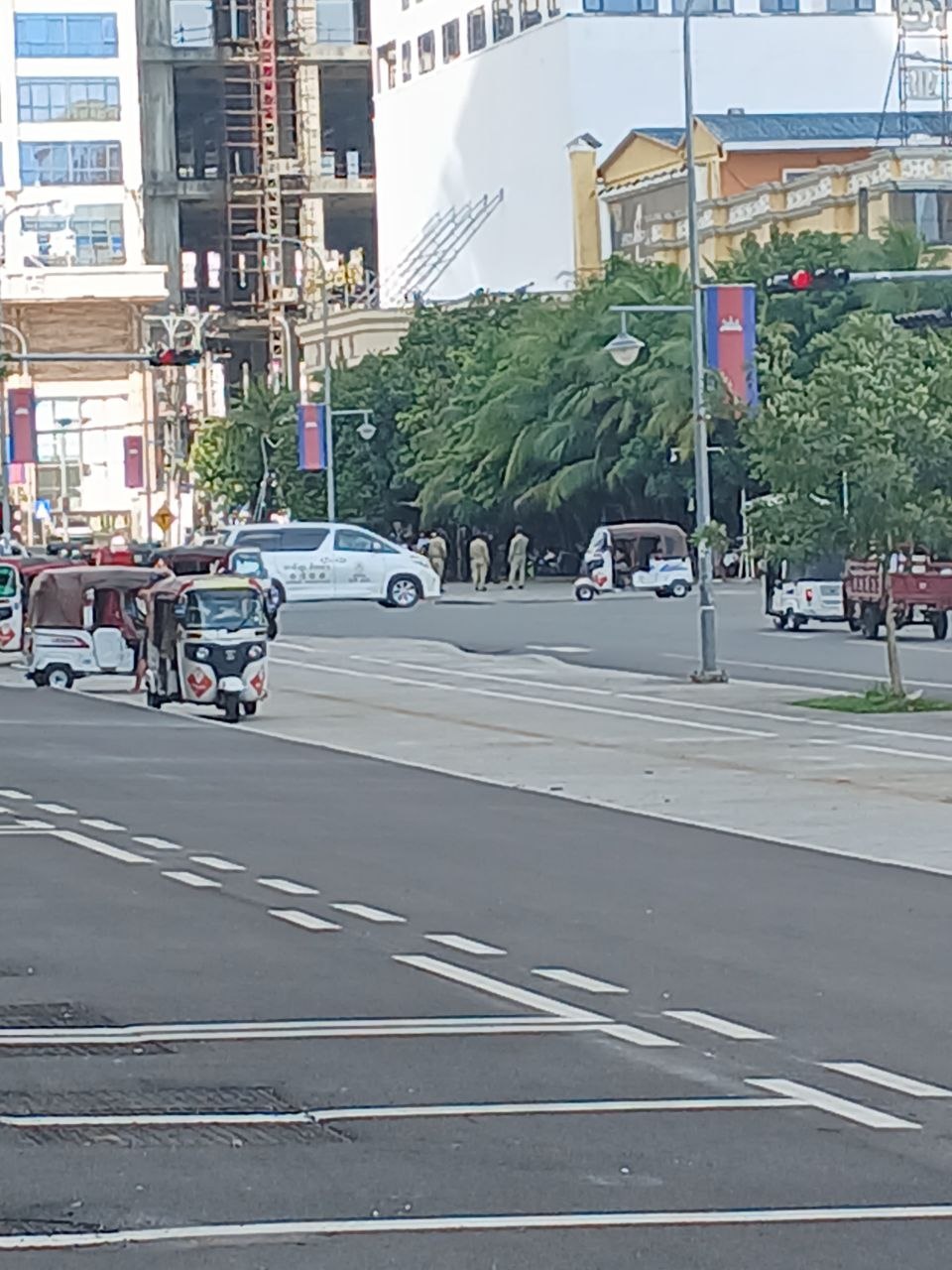 汇都出现大批移民警察上门检查