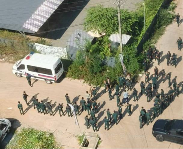 波贝海发大厦大巴车警车拉人出发