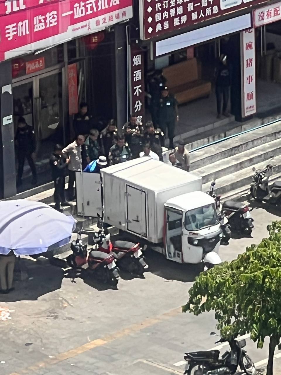 西港双师转盘好友汇超市楼上被警察包围