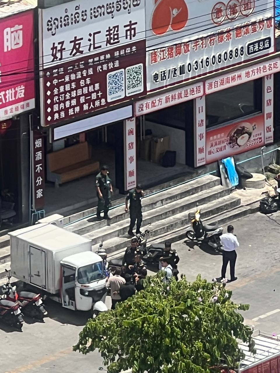 西港双师转盘好友汇超市楼上被警察包围