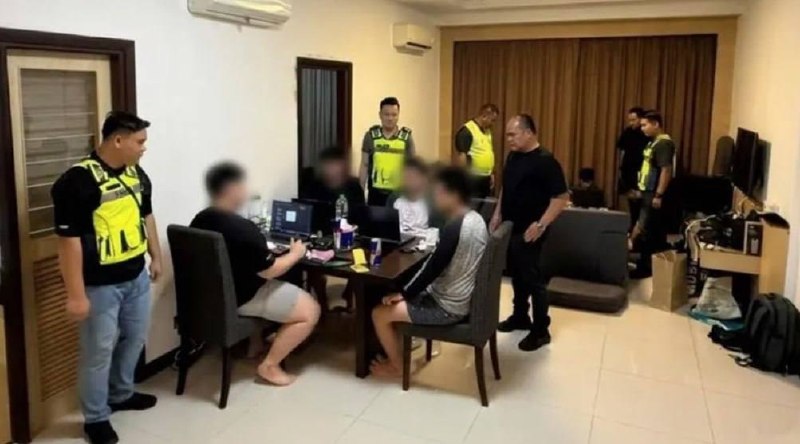 古晋警方突袭网赌诈骗窝点逮捕8名外籍男子
