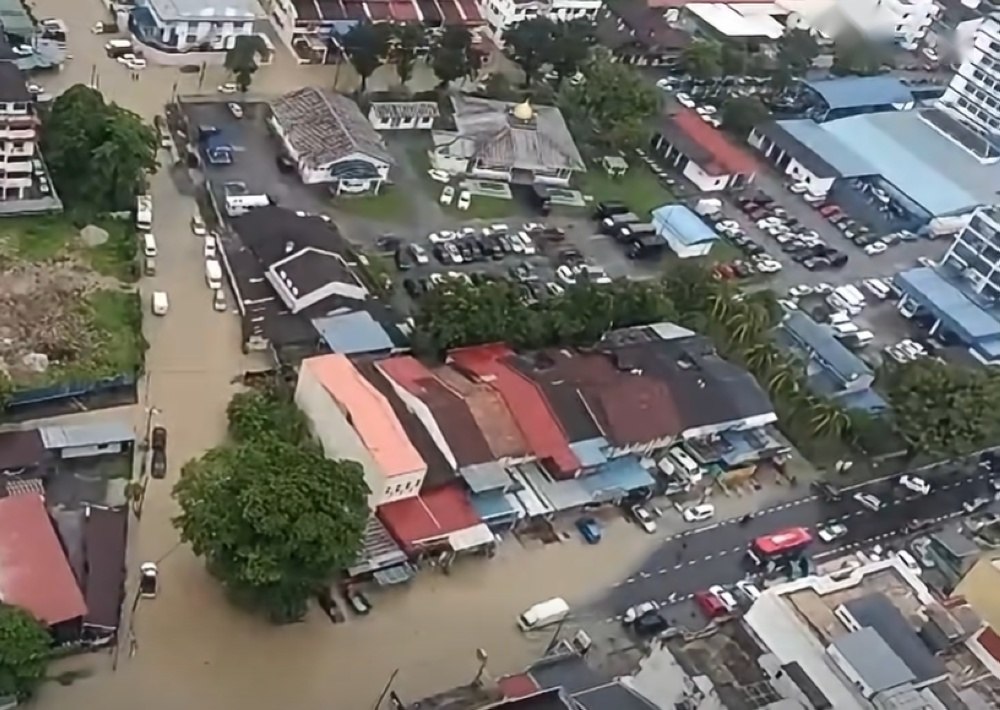 槟城暴雨致甘榜特等20间民宅被淹
