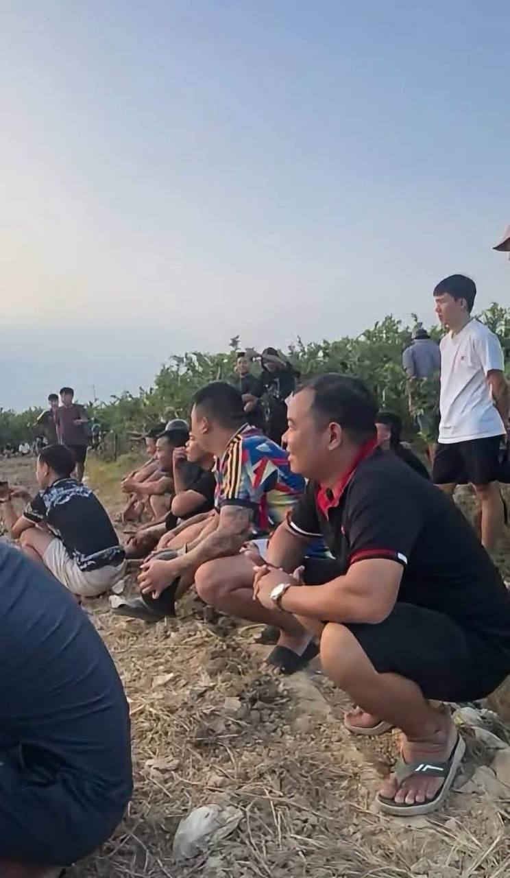 越南清化省警方围捕屋顶拒捕嫌疑人