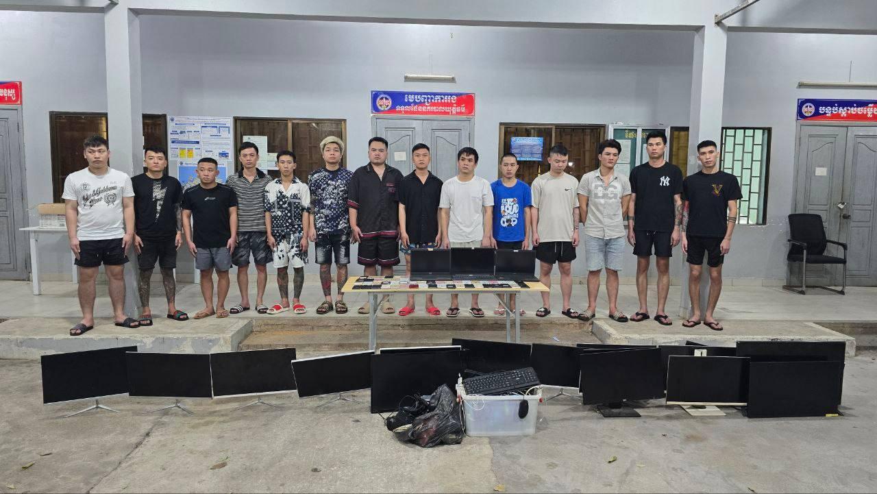 柬埔寨西哈努克省宪兵队于前一日在西哈努克市开展打击网络诈骗行动,共抓获29名嫌疑…
