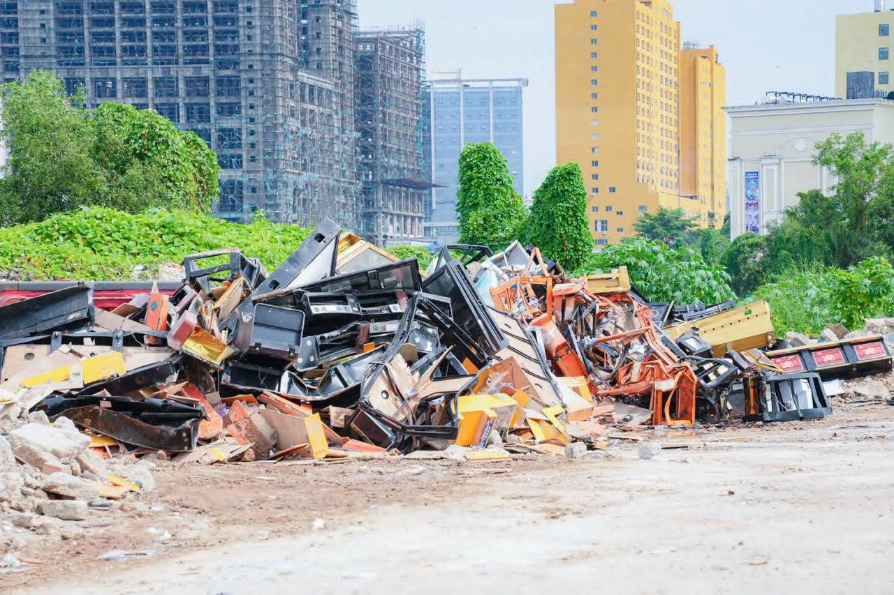 西港公开销毁183台非法游戏机