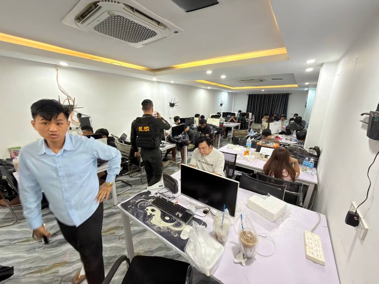 柬埔寨波贝警方突查酒店抓获61名涉电诈嫌疑人