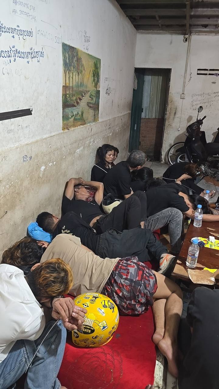 金边棉芷区警方突查抓获17人疑似涉毒