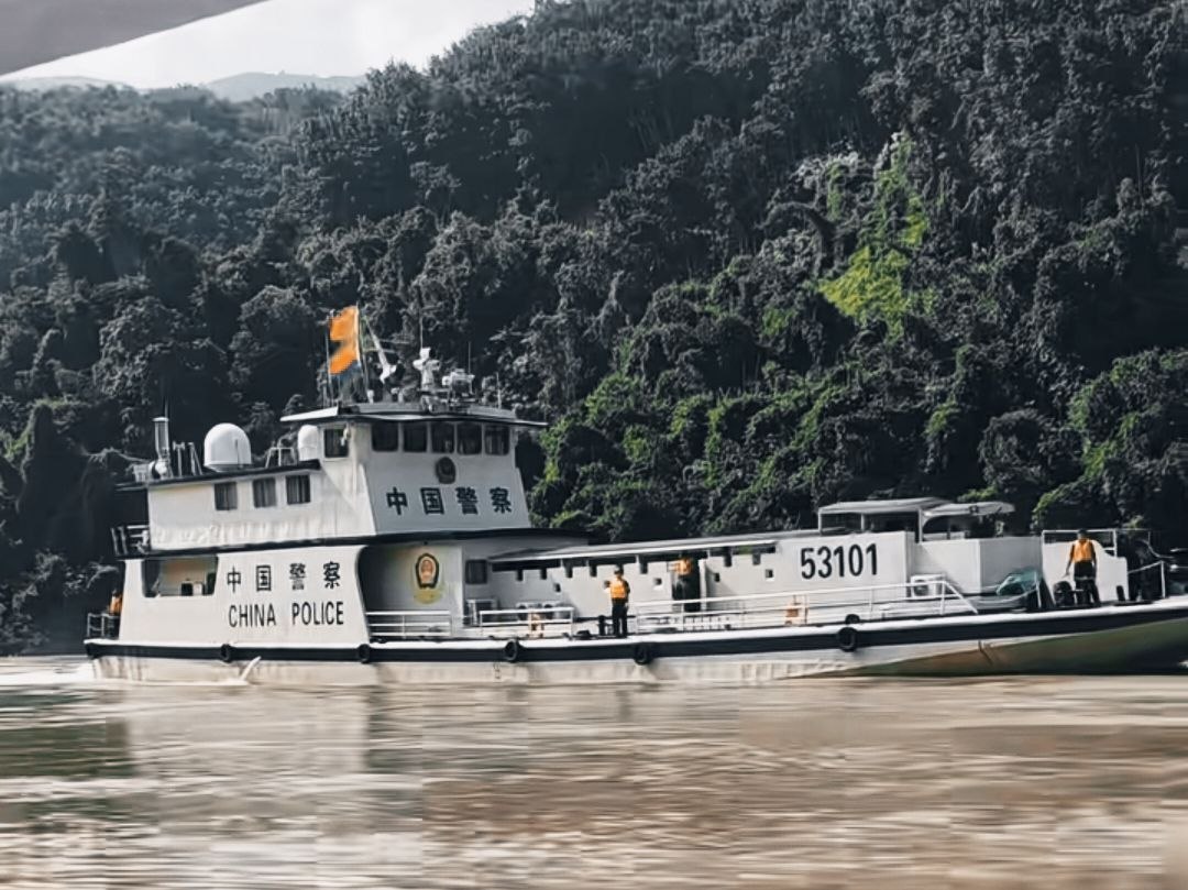 民警在云南西双版纳劝回两名欲偷渡老挝的年轻人