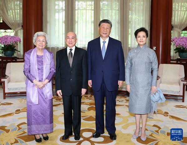 驻柬大使汪文斌祝贺西哈莫尼国王登基22周年