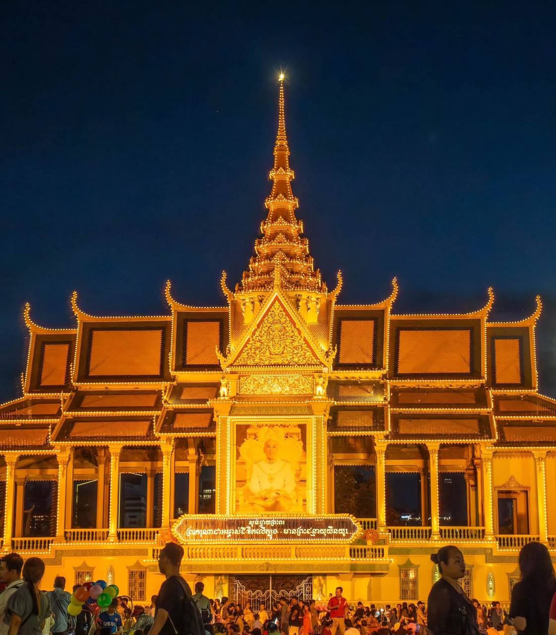 金边夜景璀璨庆祝柬埔寨国王西哈莫尼登基22周年