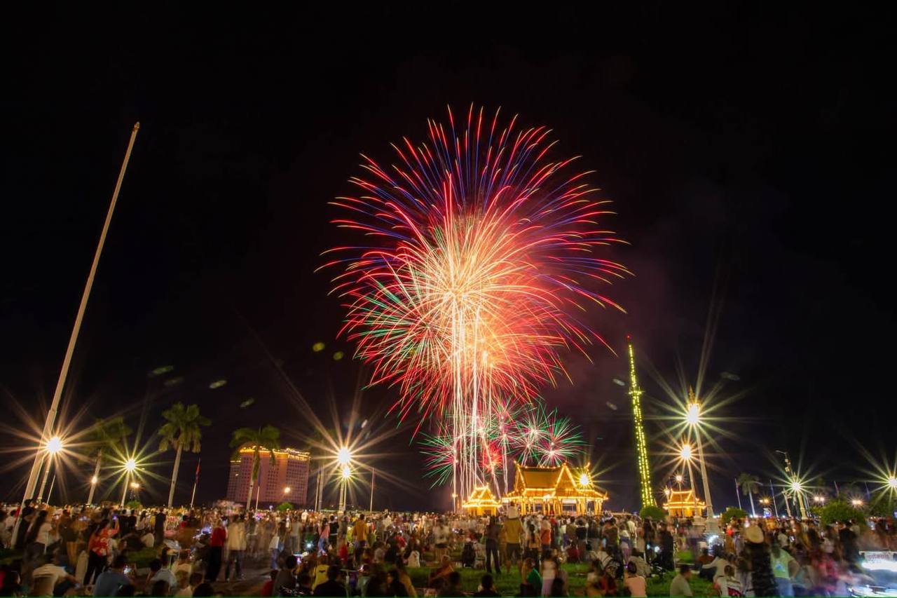 金边夜景璀璨庆祝柬埔寨国王西哈莫尼登基22周年