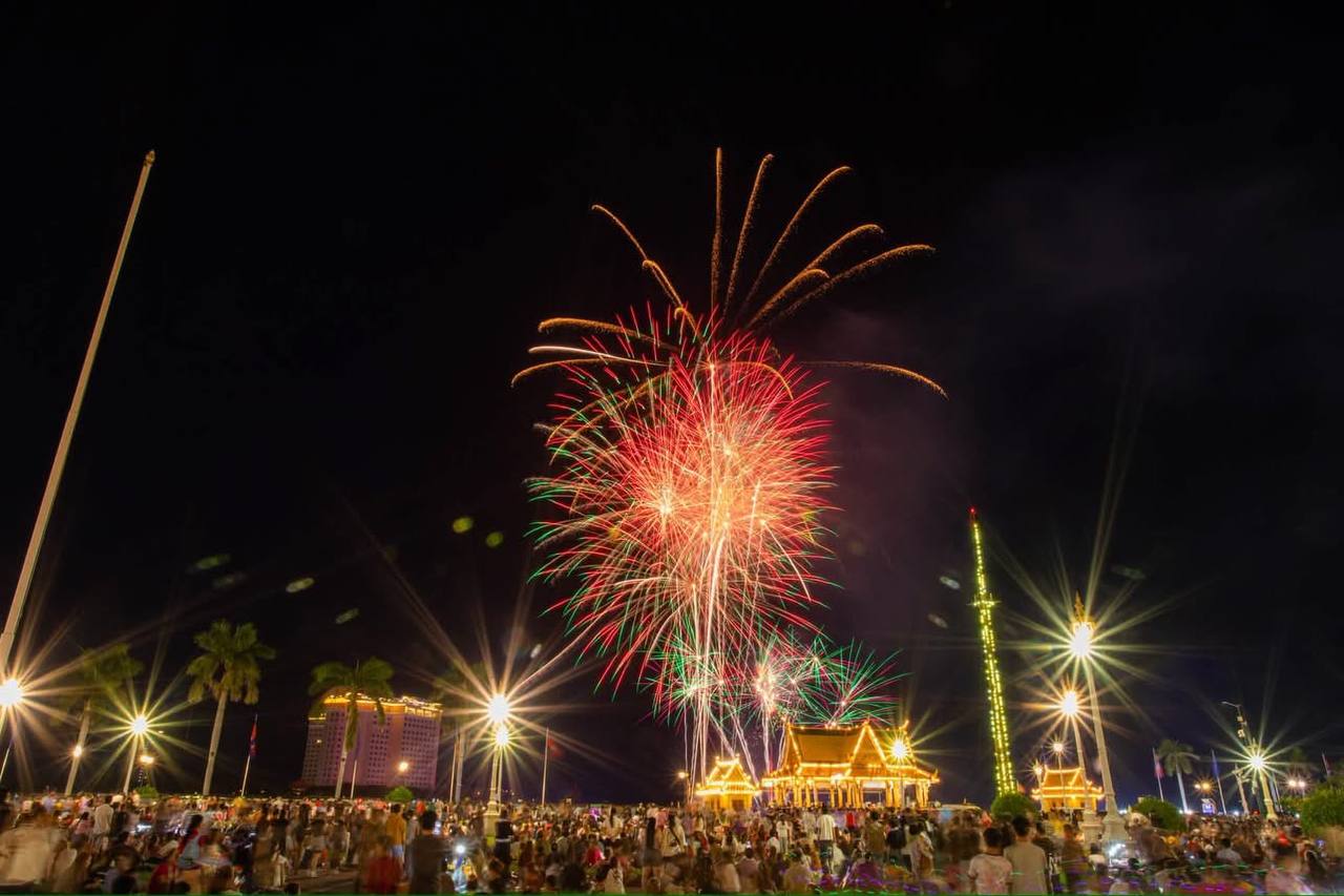 金边夜景璀璨庆祝柬埔寨国王西哈莫尼登基22周年