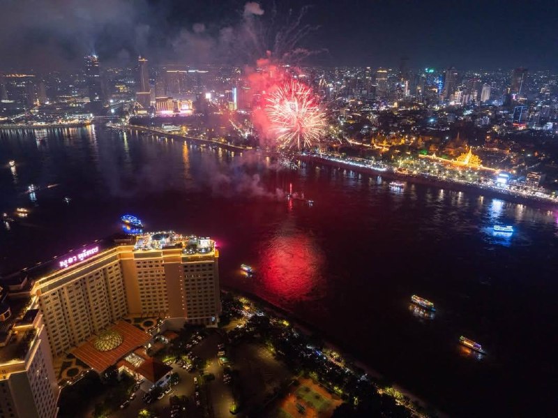 金边夜景璀璨庆祝柬埔寨国王西哈莫尼登基22周年