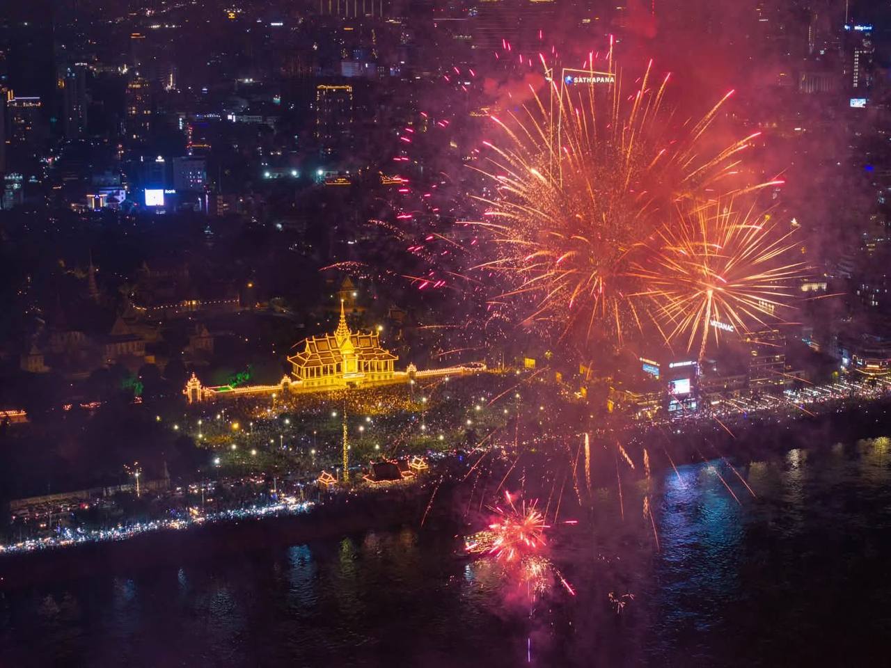 金边夜景璀璨庆祝柬埔寨国王西哈莫尼登基22周年
