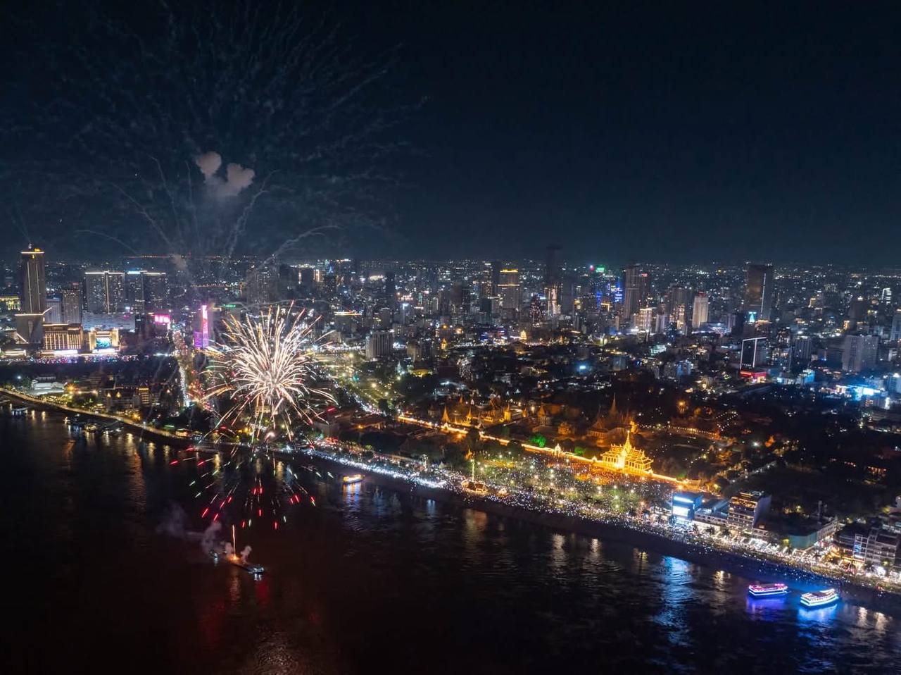 金边夜景璀璨庆祝柬埔寨国王西哈莫尼登基22周年