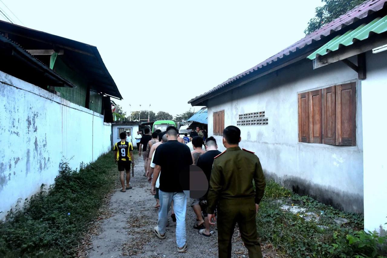 老挝沙湾拿吉省移交14名中国籍网络犯罪嫌疑人