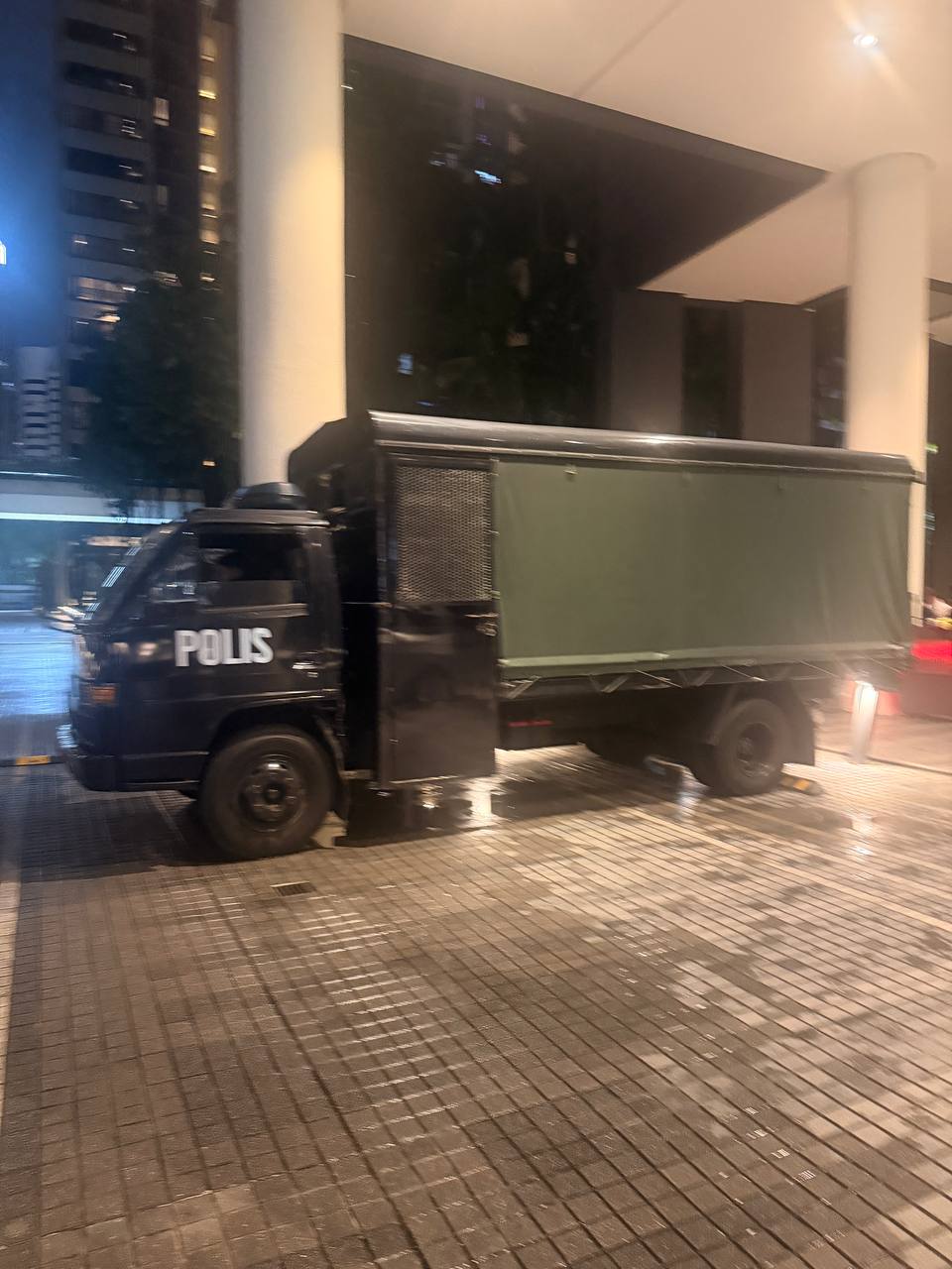 吉隆坡警方在St Mary小区抓获23人