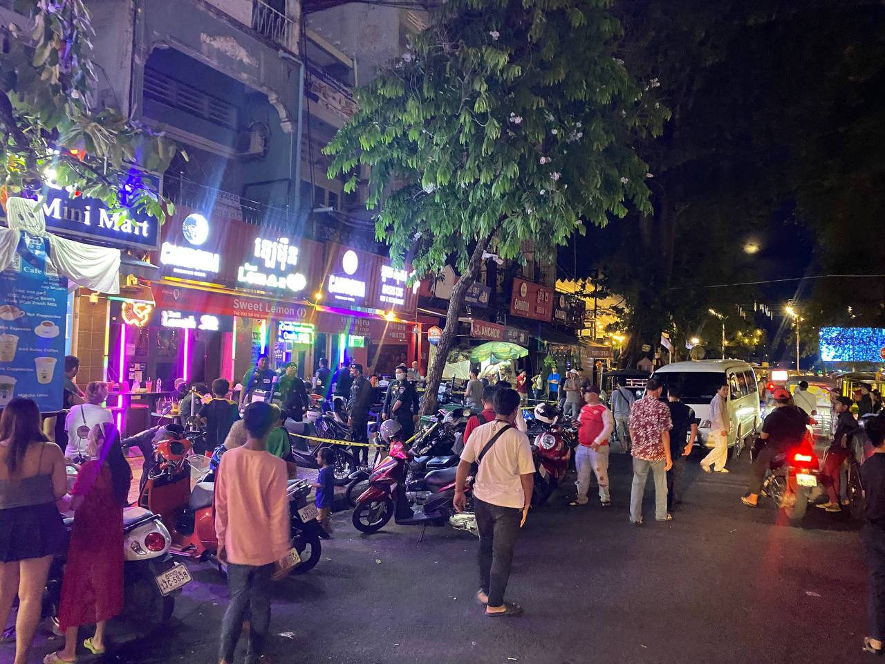 柬埔寨执法人员包围金边隆边区一家酒吧