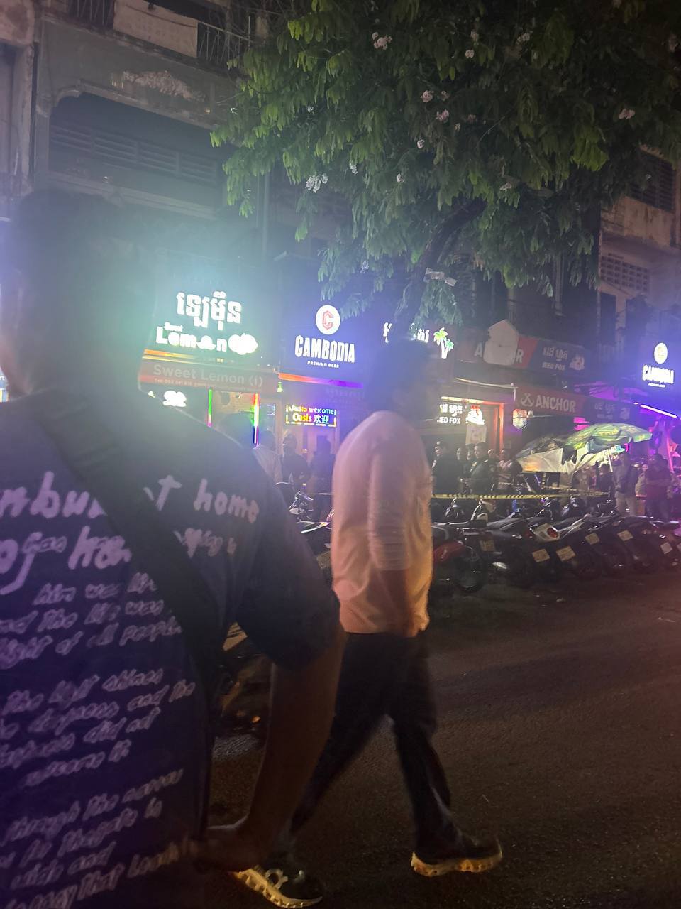 柬埔寨执法人员包围金边隆边区一家酒吧