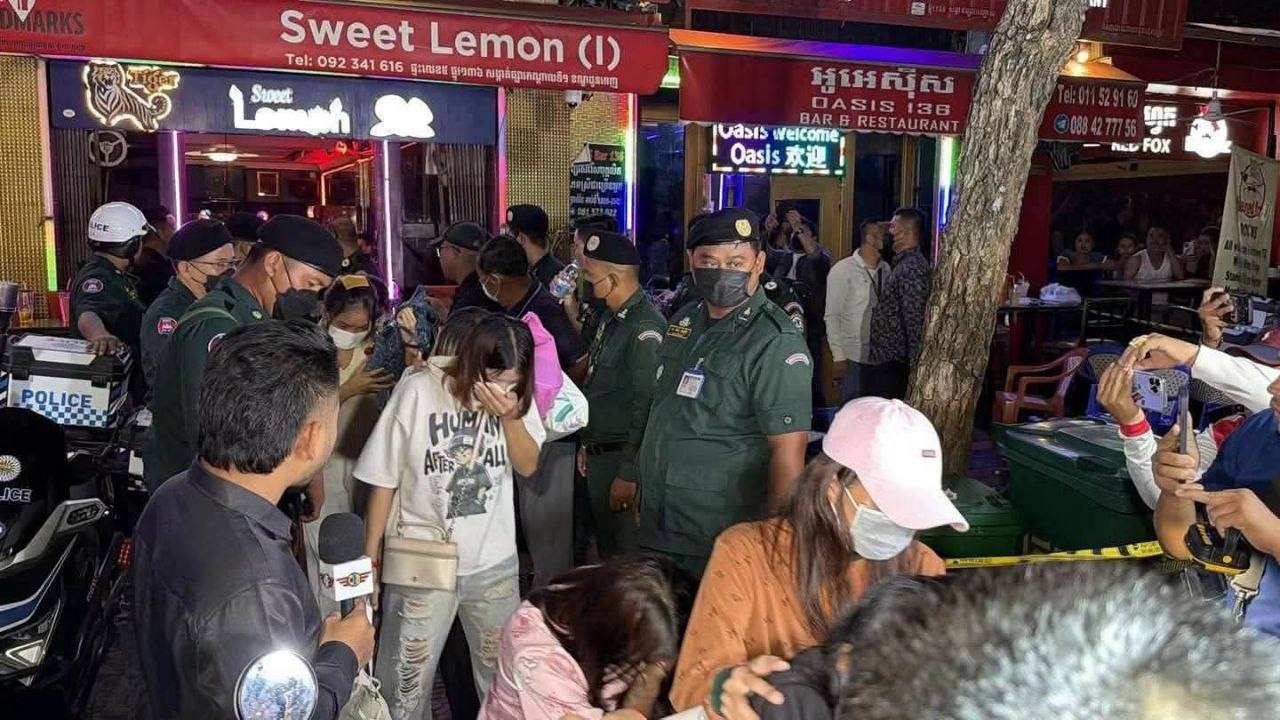 金边136街两家酒吧遭警方突查